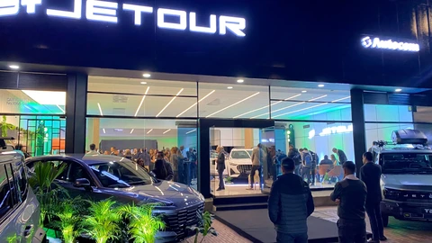 Jetour T1 PHEV llega a Colombia: hasta 1.200 km de autonomía y nueva vitrina en Bogotá