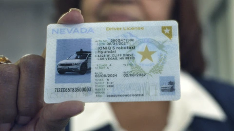 Un coche autónomo acaba de pasar su examen de conducción y le dieron una licencia