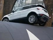 Range Rover Evoque supera un 'policía acostado' monumental