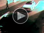 Video: Le rebota el ladrillo al tratar de romper una ventana de Mercedes-Benz
