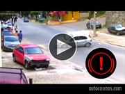 Video: Voltea su auto por volar un tope