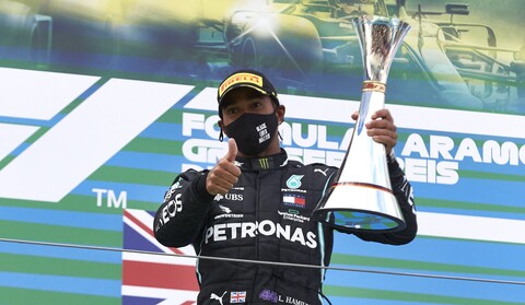 Hamilton le dice que si a Mercedes para la temporada 2021 de la F1