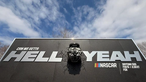El rugido de NASCAR llega a Times Square con la valla publicitaria más ruidosa del mundo
