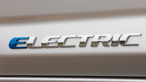 El costo de tenencia de un auto de gasolina supera en más del 35% al de uno eléctrico