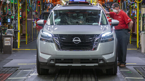 Nissan Pathfinder a revisión, fallas de ensamble en el cofre comprometen la seguridad