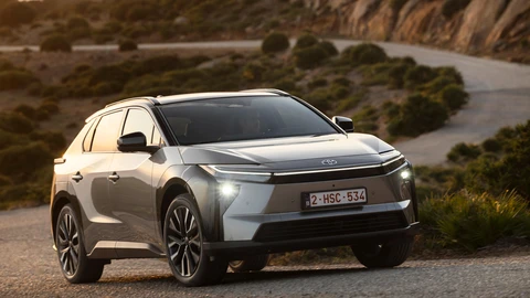 Toyota lanza su primer auto eléctrico en Chile