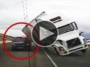 Video: El viento tira un camión arriba de un patrullero