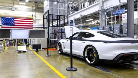 Porsche Taycan recarga energía a 270 kW de forma inalámbrica