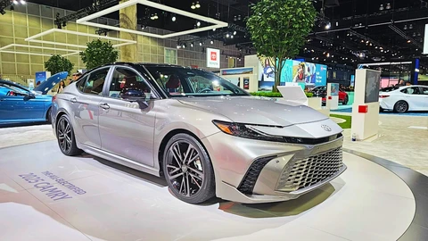 Toyota Camry 2025: actualización integral que solo ofrecerá motorizaciones híbridas