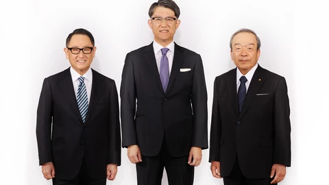 Akio Toyoda deja la presidencia de Toyota y Koji Sato lo sustituye