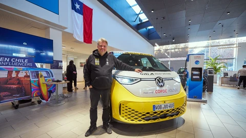 Piloto alemán en un VW ID. Buzz Cargo pasa por Chile en su ruta por lograr el Récord Guinness