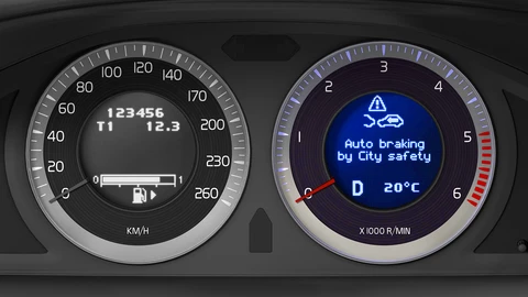 Pioneros Modernos: ¿Cuál fue el primer auto con frenado autónomo de emergencia?
