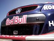Video: Avión acrobático y súper auto V8 de Red Bull compiten en la playa