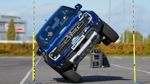 Impresionante: record mundial de manejo en dos ruedas con una Ford Ranger Raptor