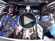 Mark Zuckerberg a bordo de un auto NASCAR