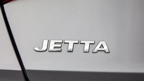 El Volkswagen Jetta se prepara para seguir dando batalla, cazaron unos prototipos con actualización