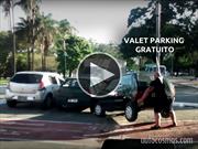 Video: Ciclista enfurecido carga un auto para pasar
