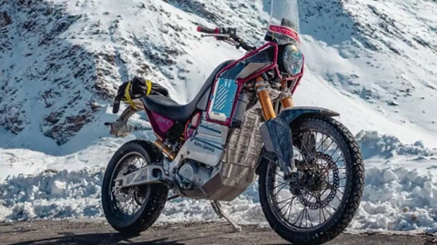 Royal Enfield Himalayan eléctrica es captada durante la fase de pruebas