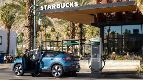Volvo instala cargadores para autos eléctricos en los Starbucks