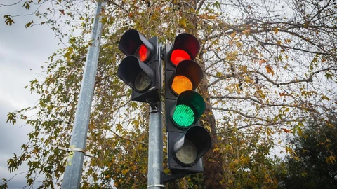 Los semáforos necesitan un cuarto color, el blanco: Un estudio lo prueba