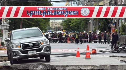 Toyota Hilux permanece indestructible ante un socavón en Tailandia