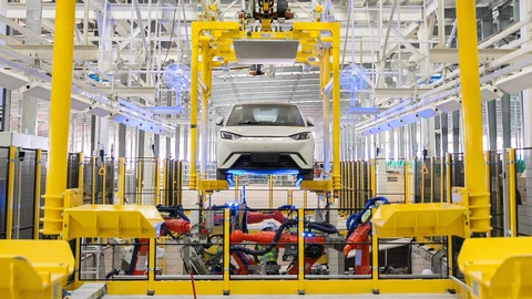 BYD podría usar fábricas "desaprovechadas" de Stellantis en Europa