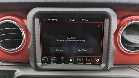 Stellantis habilitará alertas visuales en sus autos frente a vehículos de emergencia