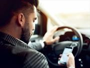 Peligro al volante: Hablar por teléfono no es lo único que nos distrae