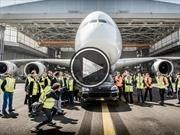 Porsche Cayenne remolca un Airbus de 385 toneladas 