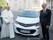 El Papa Francisco recibe un Opel Ampera-e