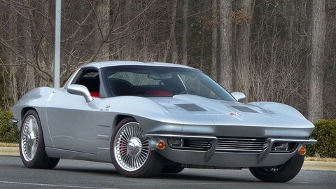 Este restomod -invertido- del Corvette del 2009 lleva un disfraz de 1963