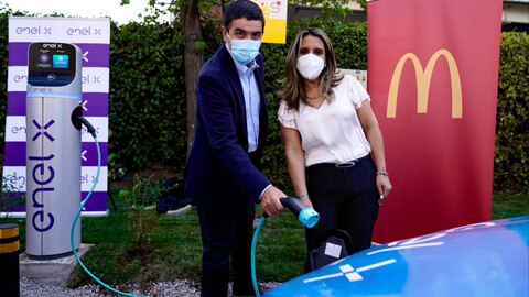 Enel X cierra alianza con McDonald's para incorporar 14 nuevos puntos de carga en el país