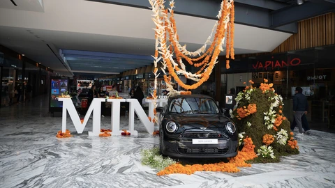 MINI transforma sus Cooper en ofrendas florales para celebrar el Día de Muertos en México