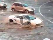 Un Lamborghini Gallardo cruza una inundación   